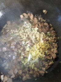 自制香菇肉酱做法图解7)