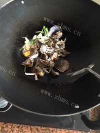 好吃的姜葱炒大闸蟹做法图解5)