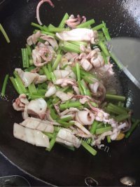 家常菜鱿鱼炒芹菜做法图解6)