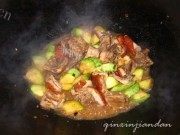 家常菜西葫芦焖烧肉做法图解4)