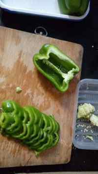 家常菜青椒炒豆干做法图解2)