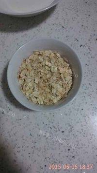 美味的牛奶麦片粥做法图解2)