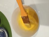 自制莲蓉蛋黄月饼做法图解8)
