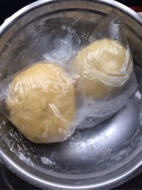 色泽鲜亮的红豆酥饼做法图解2)