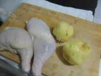土豆烧鸡肉做法图解1)
