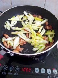 下饭的西芹炒肉做法图解4)