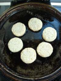 香酥薯饼迷你小披萨做法图解3)