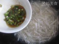 美味的萝卜粉丝汤做法图解8)