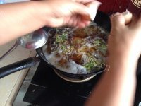 诱人的菠菜鸡蛋面做法图解4)