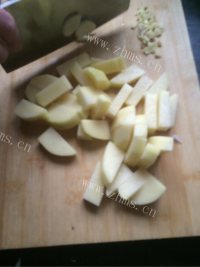 美味的土豆烧鸡腿做法图解2)