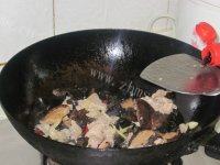家常菜芹菜木耳炒肉做法图解8)