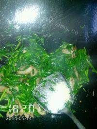 十分诱人的韭菜炒肉做法图解6)