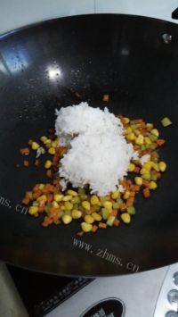 美味的杂蔬炒饭做法图解4)