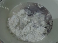 美味的黑米面煎饼做法图解2)