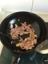色泽鲜亮的香菇炒肉片做法图解5)