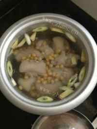 美味的猪蹄黄豆汤