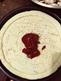 可口的虾仁火腿杂蔬披萨做法图解3)
