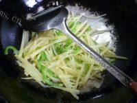 家常菜青椒炒土豆丝做法图解7)