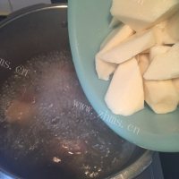 美味的枸杞山药排骨汤做法图解5)