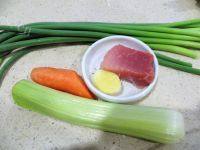 家常菜蒜薹炒肉丝做法图解1)