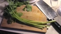 好喝的鲜榨柠檬芹菜萝卜汁做法图解4)