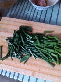 让人怀念的韭菜苔炒肉做法图解2)