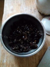 独特的木耳炒肉做法图解1)