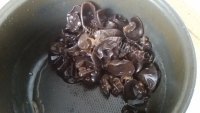 美味农家木耳烧鱼块做法图解3)