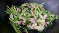 回味无穷的芹菜蒜子炒瘦肉做法图解7)