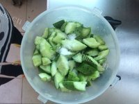 美味的炝拌黄瓜做法图解4)