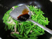 诱人的豇豆炒肉丝做法图解7)