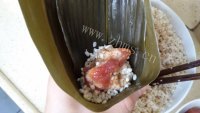 美味的酱香大肉粽做法图解3)