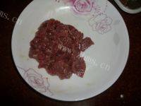 口感饱满的荷兰豆炒牛肉做法图解2)