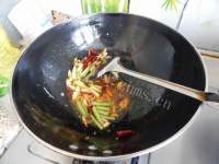 色味俱佳的蒜苗炒五花肉做法图解12)