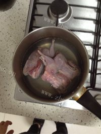 美味的鹌鹑雪梨汤做法图解2)