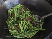 美美厨房之蒜苔炒肉做法图解9)