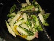家常菜肉片炒圣瓜做法图解4)