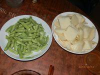 美味的土豆豆角炖鸡肉做法图解5)