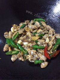 爆炒花甲肉做法图解9)