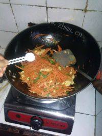 家常菜胡萝卜丝炒鸡蛋