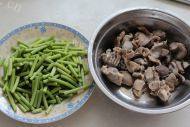 美味的蒜薹炒鸡胗做法图解4)