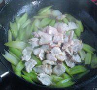 清香可口的芹菜炒肉做法图解7)