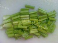 肉丝炒芹菜自制做法图解4)