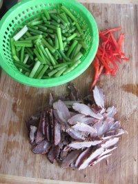 自己做的蒜薹炒腊肉做法图解2)