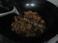 美味五花肉烧土豆做法图解7)