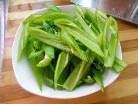 家常菜青椒炒猪耳做法图解2)
