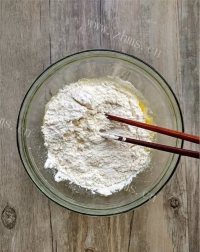 香甜美味的西葫芦早餐饼做法图解5)