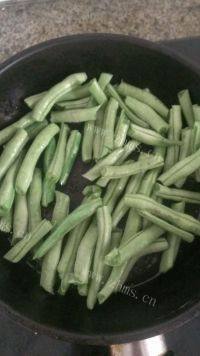 在家做干煸豆角做法图解3)