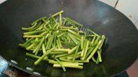 好吃的蒜苔炒腐竹做法图解4)