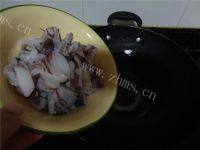 美味的鲜鱿鱼炒芹菜做法图解2)